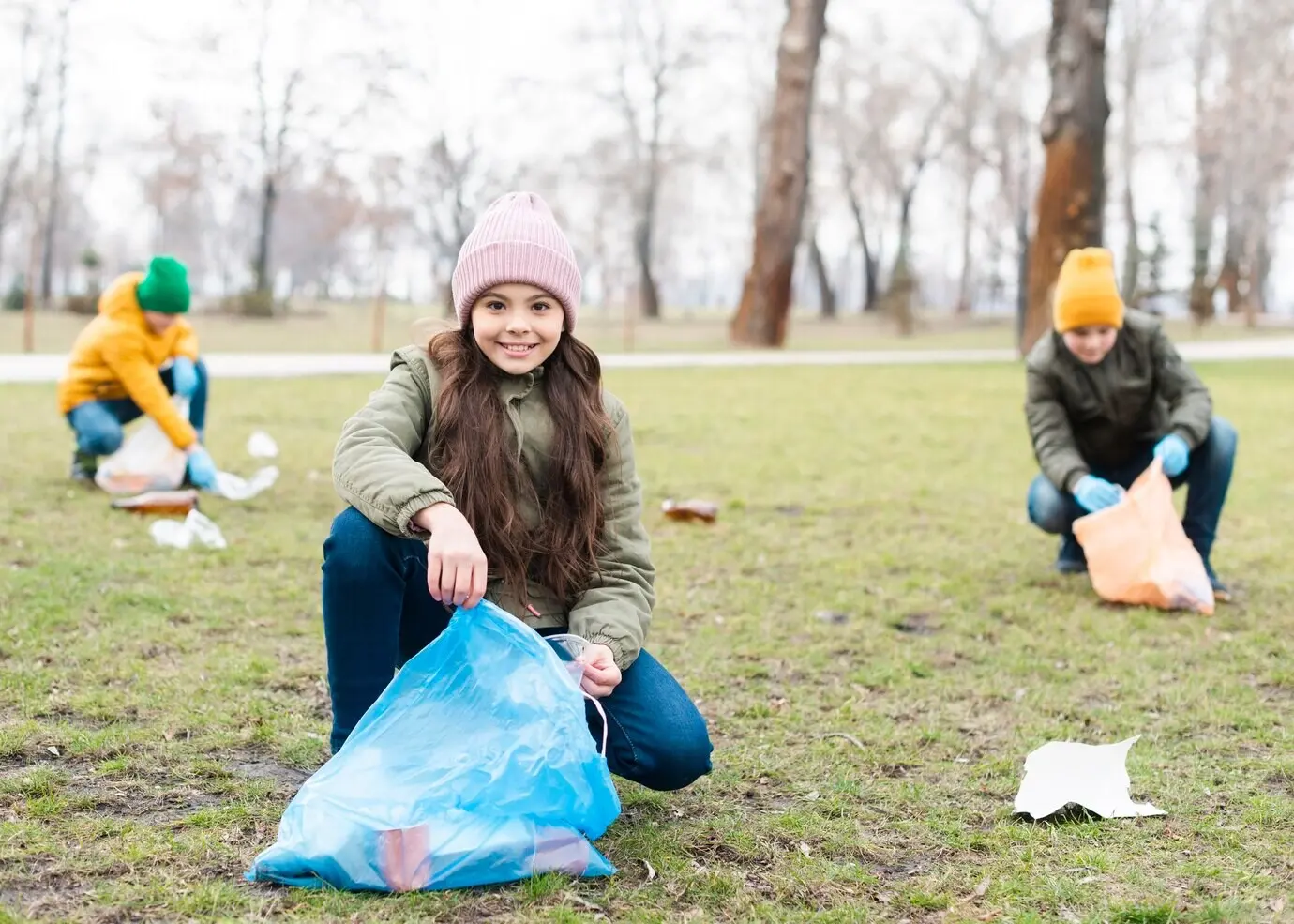 Ganzaufnahme von Kindern, die den Boden reinigen.